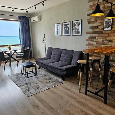 דירה Comfy Flat Sea View & Wi-fi וארנה